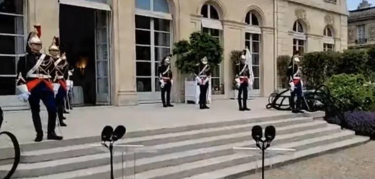 Images in front of the Élysée Palace where the meeting of Kurt and Makroni is expected to be held will begin late