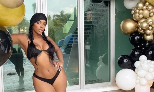 Porta, con bikinis negro