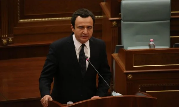 Takimi me Vuçiqin: Një deputet tështin fuqishëm derisa Kurti flet, ky e merr si detektor vërtetësie