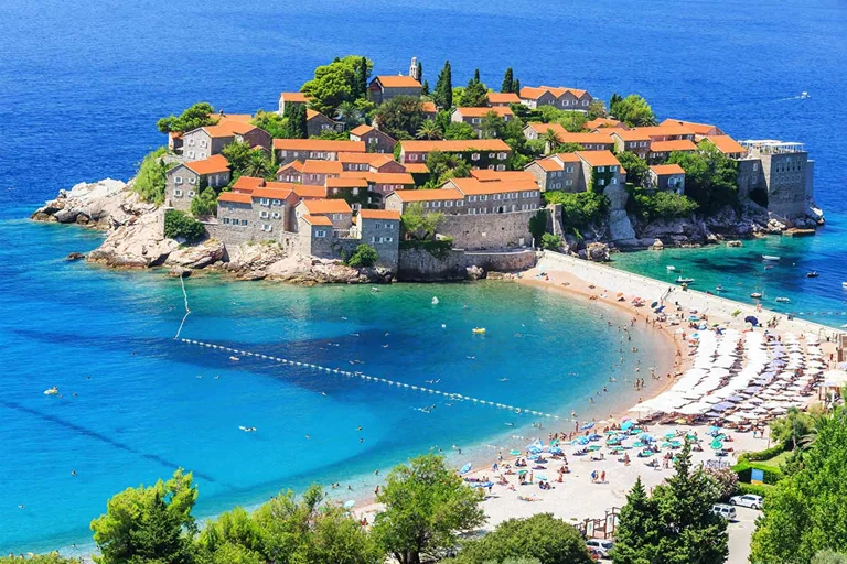 Demande de restitution de 4 500 mètres carrés à Budva