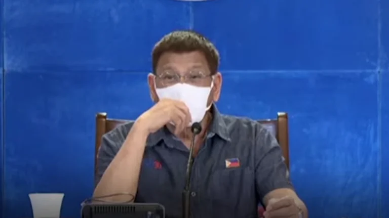 Duterte minaccia le persone: Inoculare o portare tutti in prigione