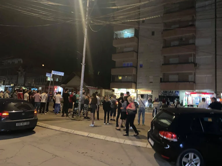 Fuerte accidente en Mitrovica, el coche termina en la acera, duele dos peatones