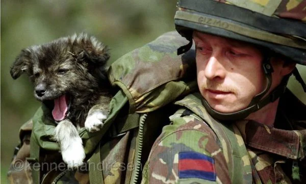 L'ex soldato KFOR condivide momenti di tempo in Kosovo