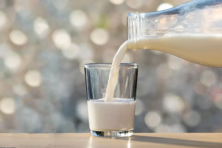 Esto es lo que le pasa a tu cuerpo cuando sacas tu leche enteramente de tu dieta