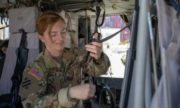 Piloto del Ejército Americano Kosovoer: Del refugiado de la guerra al ejército más poderoso del mundo