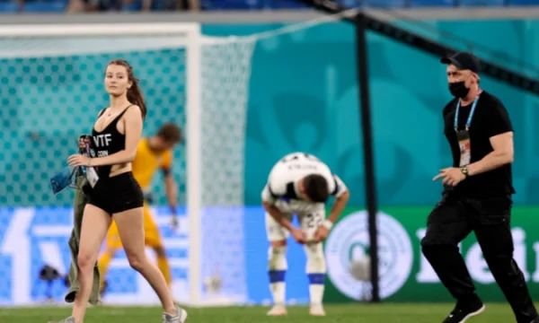 Ha superato la sicurezza e ha fermato la lotta, qual era il bellissimo messaggio sul campo.