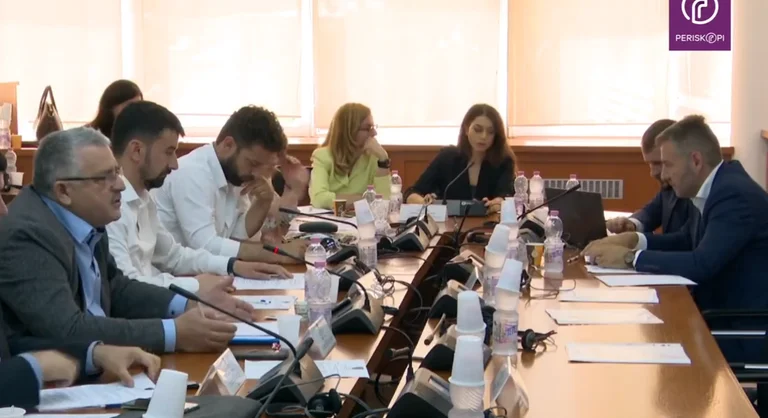 Veliu, Kica élili: Usted está descargando la junta RTK que fue designada por la Asamblea para nombrar una junta VV.