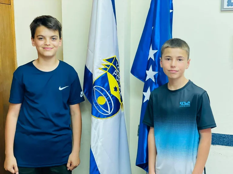 Due Kosovars Kid consegna alla borsa dei soldi della polizia