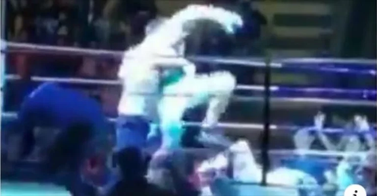 Es repugnante: Boxer se descalifica después de patear constantemente la cabeza de un oponente después del golpe