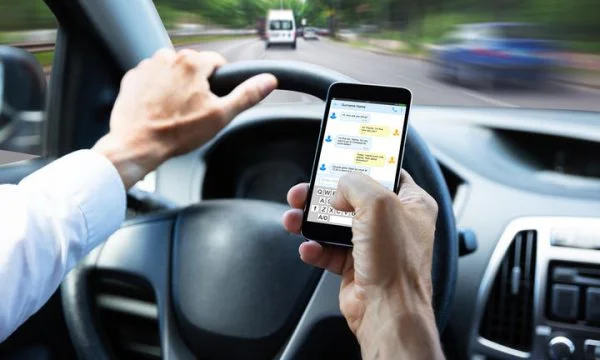 Stanno annunciando: 539 piloti che hanno usato il telefono durante la guida sono stati puniti per una settimana