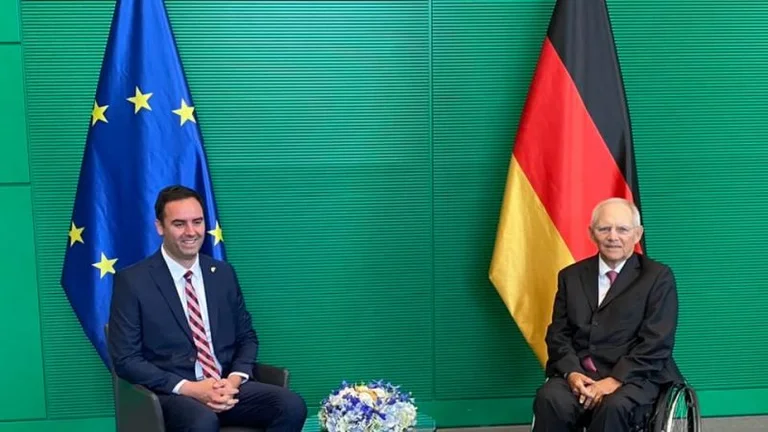 Konjufca Treffen mit dem deutschen Bundestagsvorsitzenden: Kosovo Flagge fehlt
