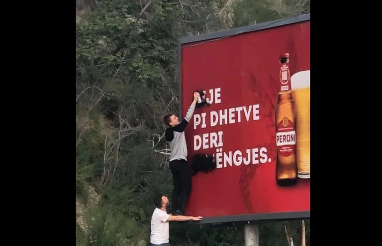 Pi*** nuk i freskon: Në Han të Elezit fshihen fjalët eksplicite nga reklamat seksiste