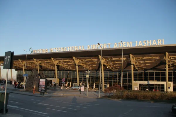 Shtetasi i huaj arrestohet në Aeroportin e Prishtinës: Prezantoi leje qëndrimi false të Suedisë