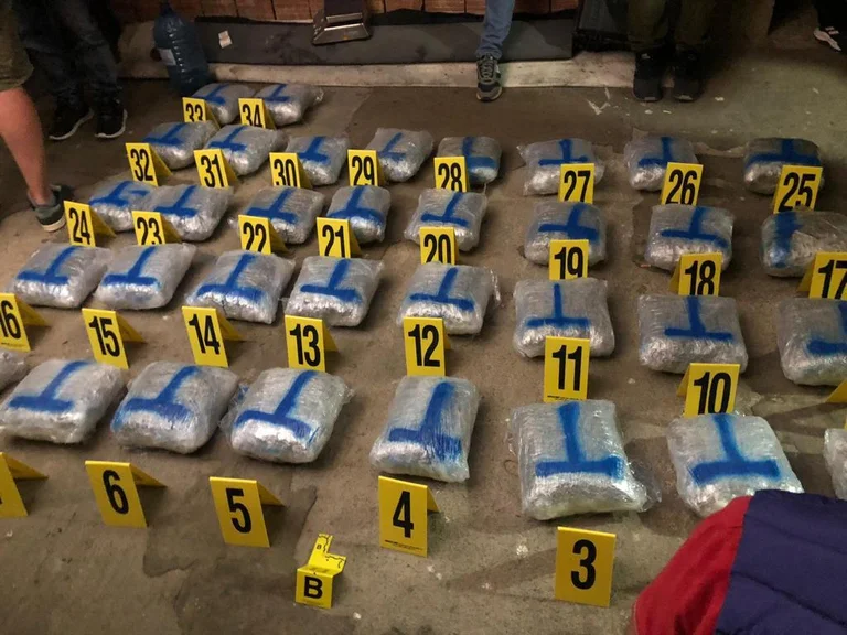 Policia e Kosovës arreston gjashtë persona, konfiskohen mbi 82 kilogramë drogë, armë e automjete