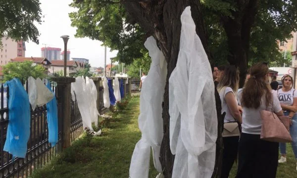 Infermierët protestojnë para Ministrisë së Shëndetësisë, kërkojnë vazhdimin e kontratave të punës