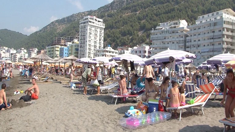Plas sherri për femra në plazh, dy vëllezërit nga Kosova rrahen me grushta me vëllezërit nga Shëngjini