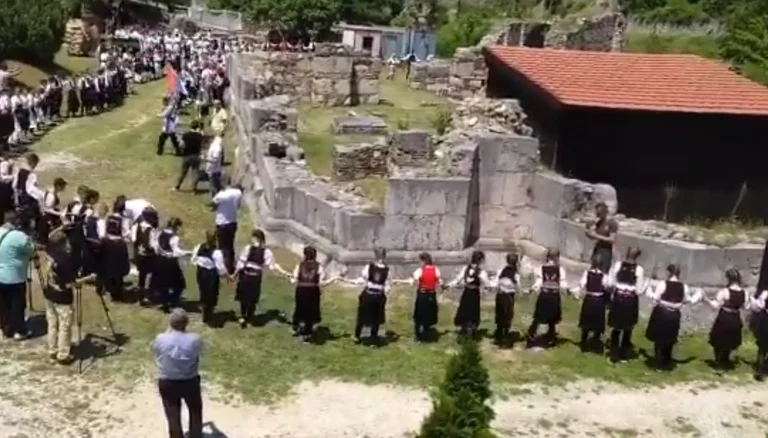 Manastiri i Deçanit shumë aktiv në rrjete sociale: I tregon botës çka bënë të rinjtë serbë në Prizren