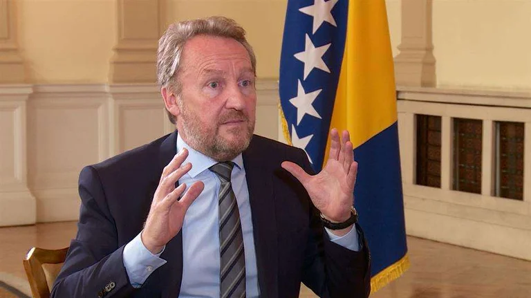 Izetbegoviq: Vuçiq nuk ka guxim të përballet me të kaluarën