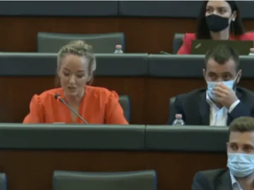 Le député Matoshi essaie d'embrasser son amie sur les lèvres