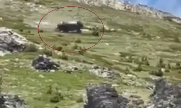Vetura ”Off Road” rrokullistet bjeshkëve të Dukagjinit, shoferi përfundon në QKUK