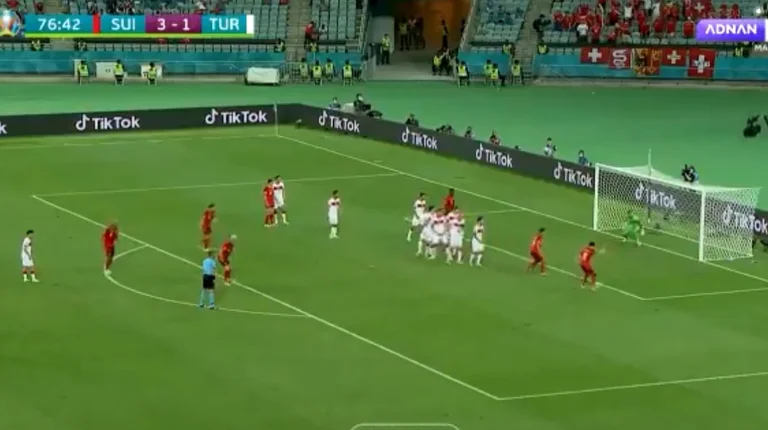 Xhaka sapo e goditi shtyllën nga gjuajtja e lirë kundër Turqisë, me një goditje që portieri as nuk e pa