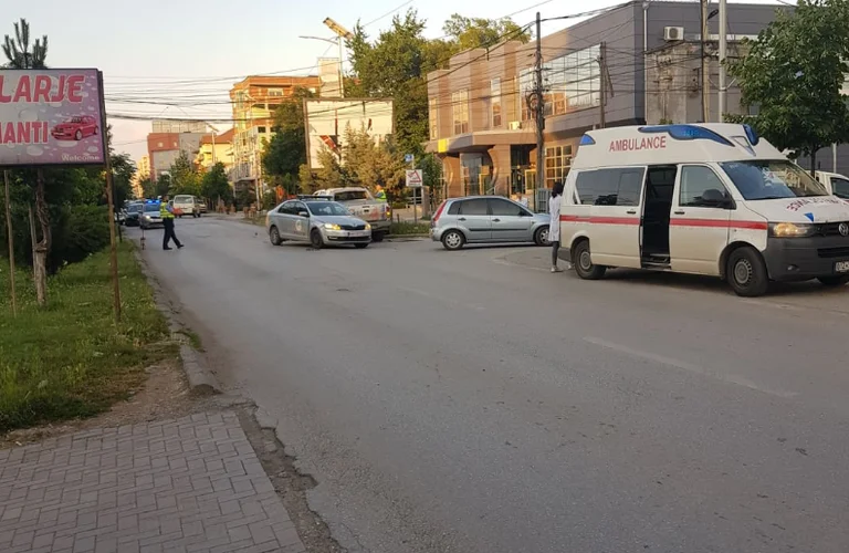 Aksidentohet vetura e policisë në Fushë Kosovë, lëndohet një polic