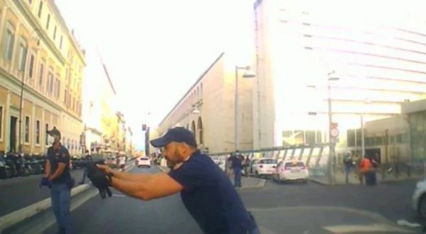 Romë: Policia qëllon me armë zjarri një person me thikë në dorë