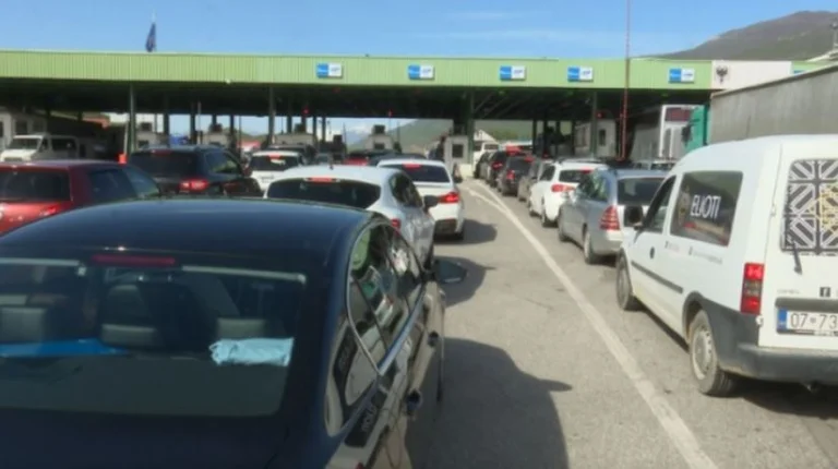 Kolona të gjata në Morinë, kosovarët ia msyejnë bregdetit edhe këtë të dielë