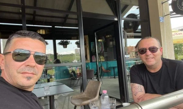 Ridvan Berisha e Mentor Shala pijnë kafe bashkë, Zafir Berisha i quan të përndjekurit e regjimit