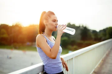 Drei Zeichen des Trinkens nicht genug Wasser