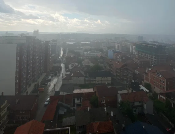 Terri kaplon Prishtinën nga shiu i madh, pamje nga një kënd i veçantë i qytetit