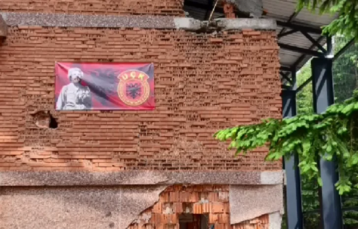 Vendoset fotografia e Adem Jasharit në kullën vrojtuese në Koshare