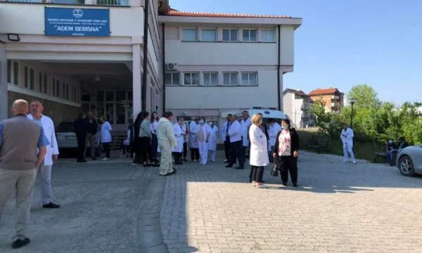 Rrahja e infermierit në Dragash i nxjerr ‘piskamën’ edhe OIK-ut në Prishtinë