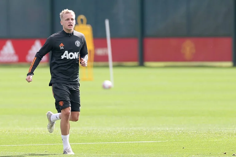 Man United mund ta ndërrojë Van de Beek me njërin nga këta dy yje të Barcelonës