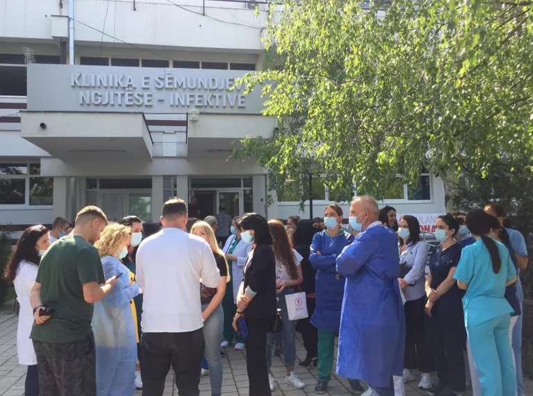 Ministria: Stafit të angazhuar në pandemi u kanë skaduar kontratat