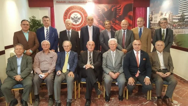 Ambasadorët shqiptarë i bëjnë thirrje Lajçakut që të vetëpërmbahet nga reagimet emocionale