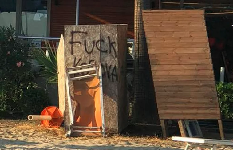 Nervozohen kosovarët në Durrës: Shohin pamjet ‘F*ck Kosova’
