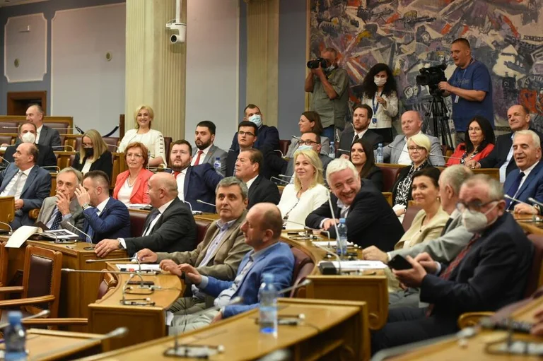 Dridhet Qeveria e Malit të Zi, shkarkohet ministri shkaku i rezolutës për Srebrenicën (VIDEO)