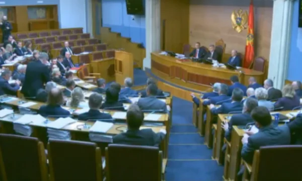 Shkarkohet ministri i Malit të Zi që mohoi gjenocidin e Srebrenicës