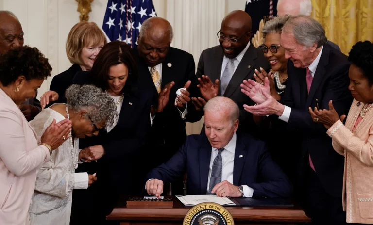 Biden zyrtarisht firmos si festë zyrtare ditën që përkujton fundin e skllavërisë