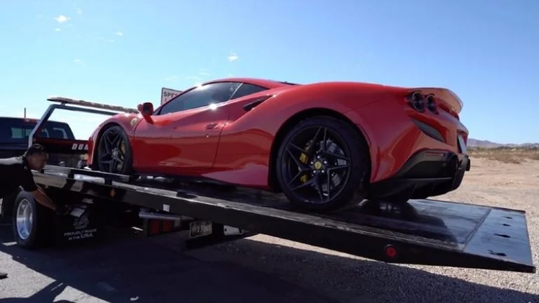 Mori me qira një Ferrari të ri, e ktheu të prishur