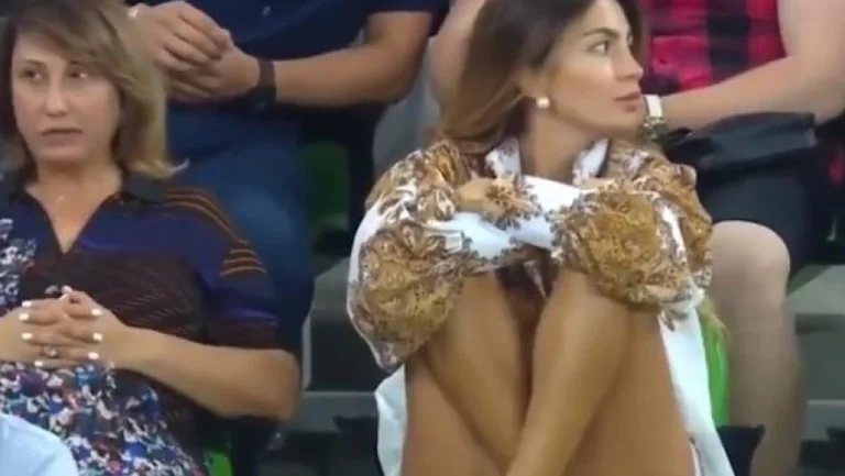 “Ahaaaaa-aah” – Komentatori arab në ekstazë kur kamera fiksoi tifozen seksi ruse (Video)