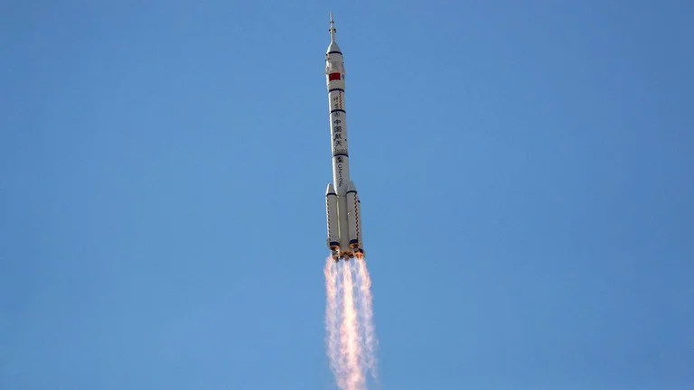 La Cina porta gli astronauti nello spazio con successo