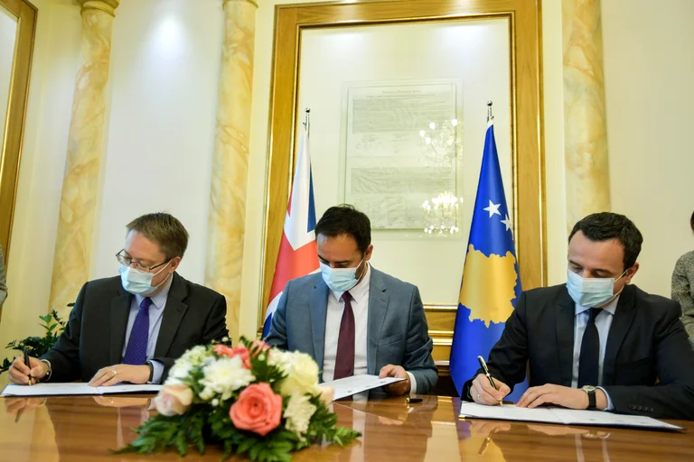 Kurti nënshkruan memorandum me Ambasadën Britanike për procese transparente të rekrutimit