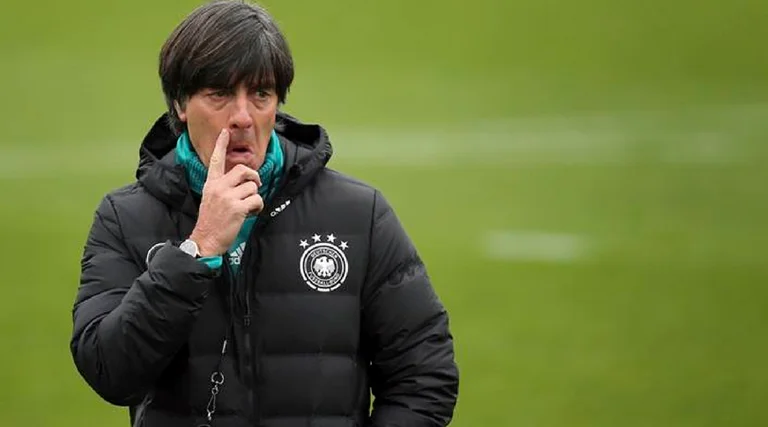 Pse Joachim Loew nuk po ndalet së futuri gishtat në hundë?