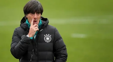 Warum hält Joachim Loew seine Finger nicht in seine Nase?