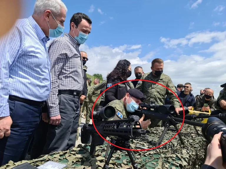Ganimete Musliu pyet: Pse e veshi Prindon Sadriu uniformën ushtarake në këtë ngjarje?