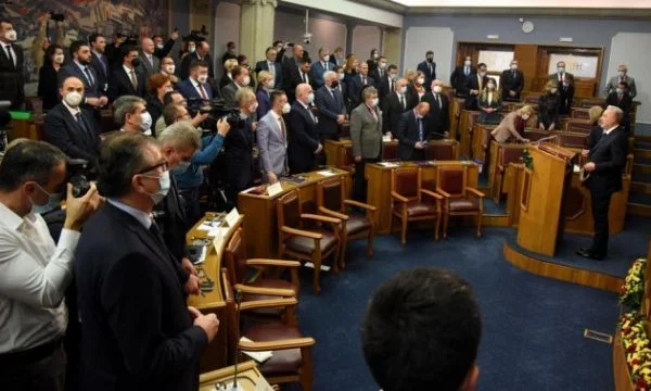 Telashe në Mal të Zi: Shkarkimi i ministrit që mohoi gjenocidin në Srebrenicë – kryeministri lë Kuvendin