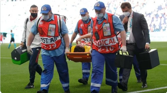 Lëndohet rëndë mbrojtësi rus gjatë ndeshjes kundër Finlandës, dërgohet në spital për trajtim