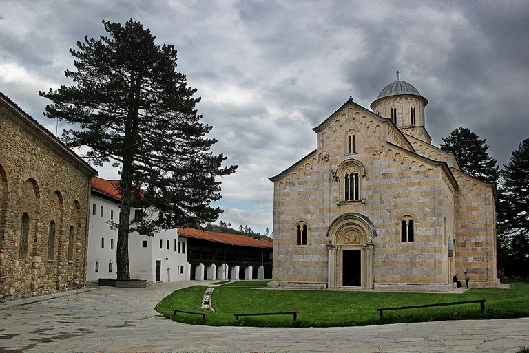 Kosnett: Kam biseduar me Kurtin për Manastirin e Deçanit – ai do sinqerisht ta vizitojë